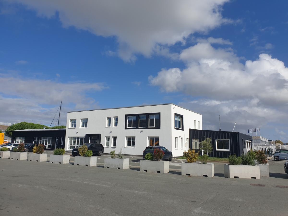 Bâtiment et stationnement